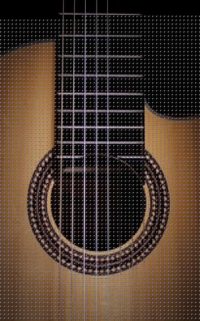 Nahaufnahme einer klassischen Akustikgitarre mit Fokus auf Saiten und dekorativer Schallloch-Rosette